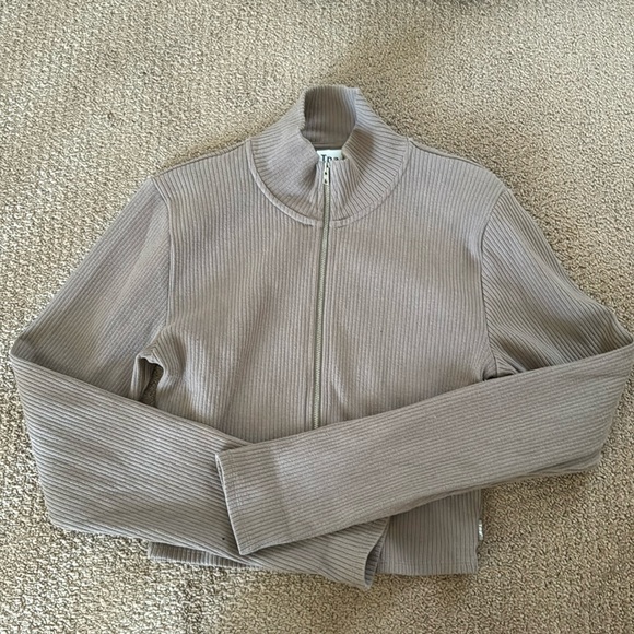Aritzia cropped zipper long sleeve - Picture 1 of 4